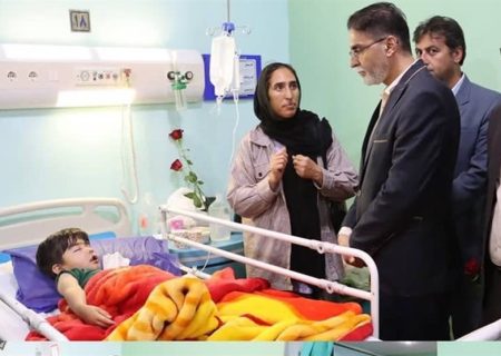 عیادت فرماندار دشتستان از دانش‌آموزان مصدوم تصادفی