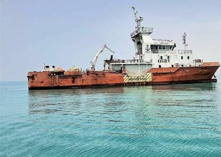 پاکسازی آلودگی نفتی در محدوده لنگرگاه خارجی بندر بوشهر