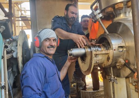 تعمیر یک تجهیز مهم توسط متخصصان شرکت نفت فلات قاره ایران در منطقه خارگ