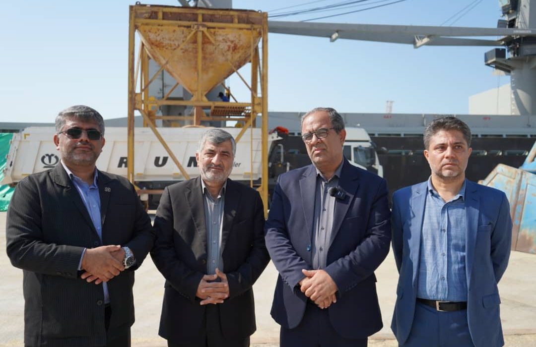 تخلیه محموله گندم در بندر نگین بوشهر؛ گام تازه در مسیر اقتصاد دریا‌محور