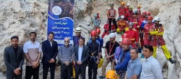 دوره عملی مربیگری درجه سه غارنوردی در دشتستان برگزار شد