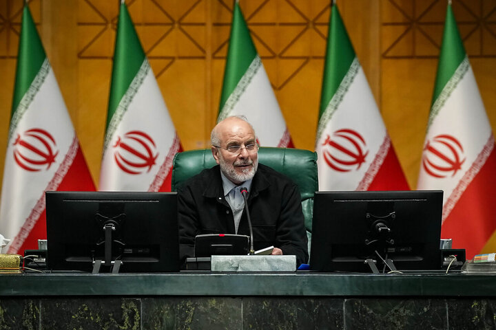 قالیباف: حقوق کارکنان و بازنشستگان حداقل ۳۲ درصد افزایش مییابد