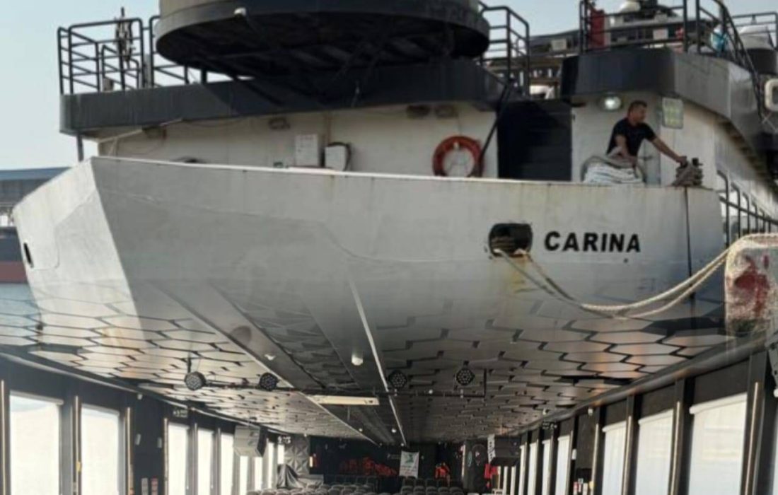 کشتی گردشگری کارینا در آبهای بوشهر به حرکت درآمد