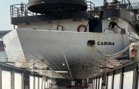 کشتی گردشگری کارینا در آب‌های بوشهر به حرکت درآمد