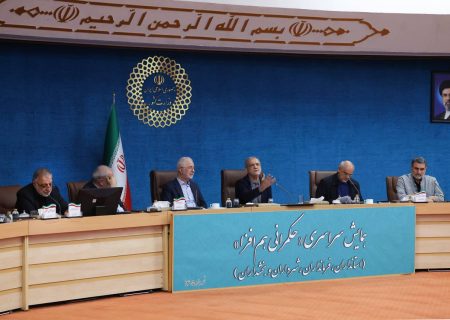 استاندار بوشهر برنامه‌های منطقه آزاد را به رئیس‌جمهور تشریح کرد