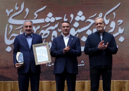 تقدیر رئیس‌جمهور از عباس اسدروز در جشنواره شهید رجایی؛ «طلوع ایثار» به پایانه‌های نفتی ایران رسید