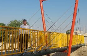 پل فلزی دره گرمسیری برازجان دو محله را به هم متصل می‌کند